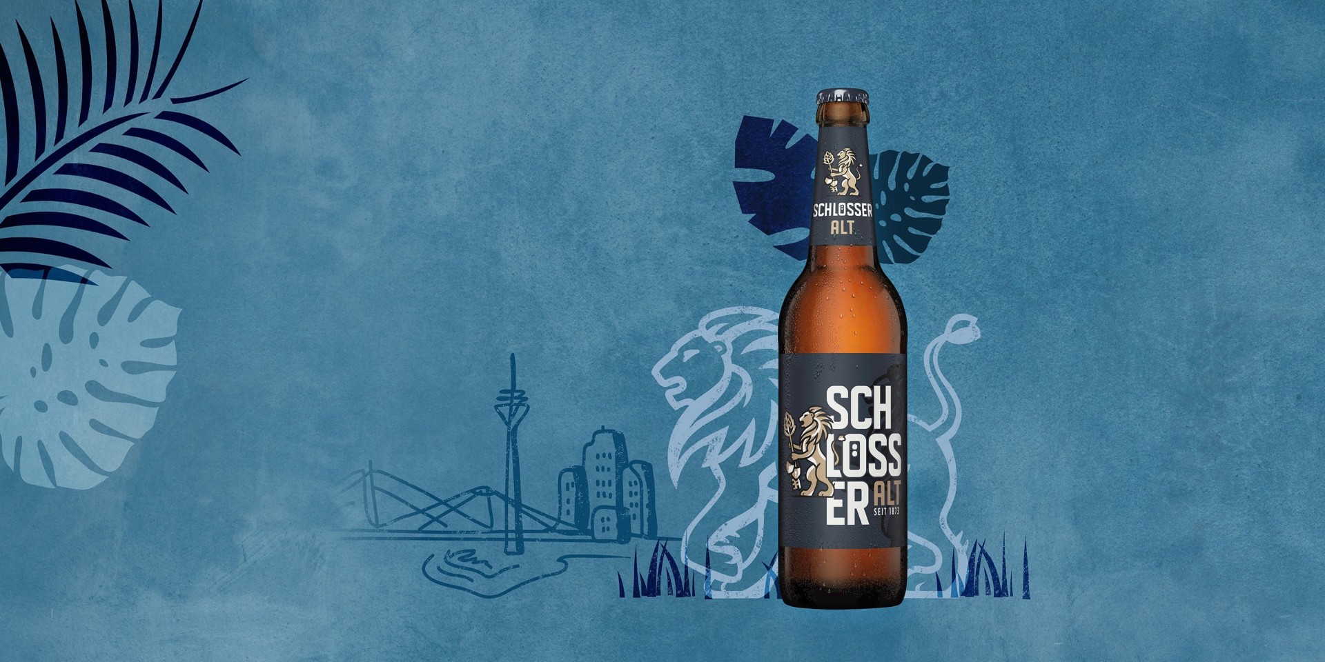 Eine Flasche Bier steht vor einem blauen Hintergrund mit Dschungelmotiven und Silhouetten von Tieren.