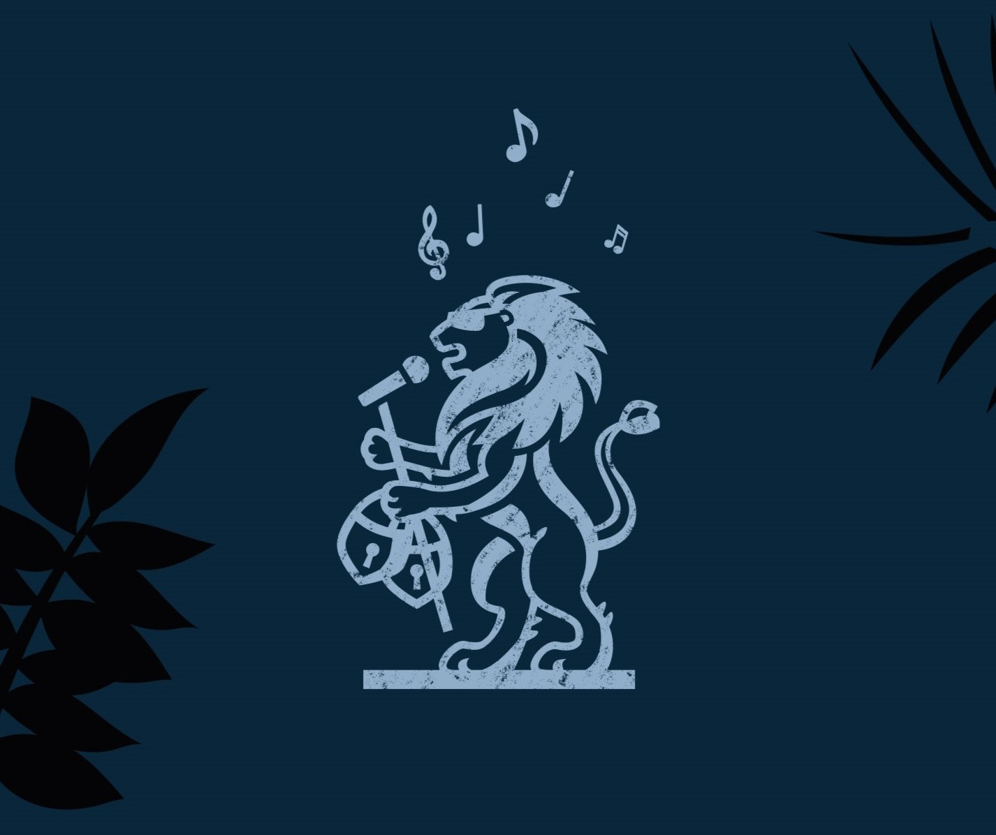 Ein weißer Löwe steht und singt ins Mikrofon, umgeben von Musiknoten und Pflanzen.