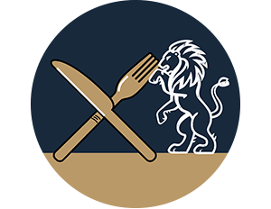 Illustriertes Besteck, das gekreuzt liegt. Daneben Strichzeichnung eines Löwen Löwen der sich die Pfote leckt. 