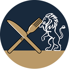 Strichzeichnung eines Löwen der sich die Pfote leckt, steht neben illustriertem Besteck, das gekreuzt liegt.