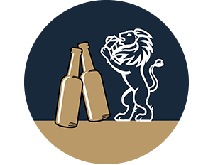 Zwei illustrierte Bierflaschen, daneben Strichzeichnung eines Löwen der aus einem Glas trinkt.