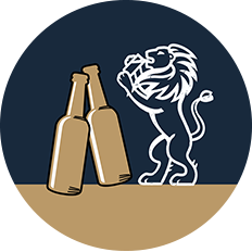 Strichzeichnung eines Löwen der aus einem Glas trinkt steht neben zwei illustrierten Bierflaschen.