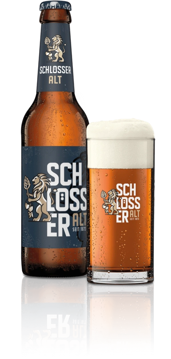 Eine Flasche und ein Glas gefüllt mit bernsteinfarbenem Bier stehen nebeneinander. Das Glas schäumt leicht über.